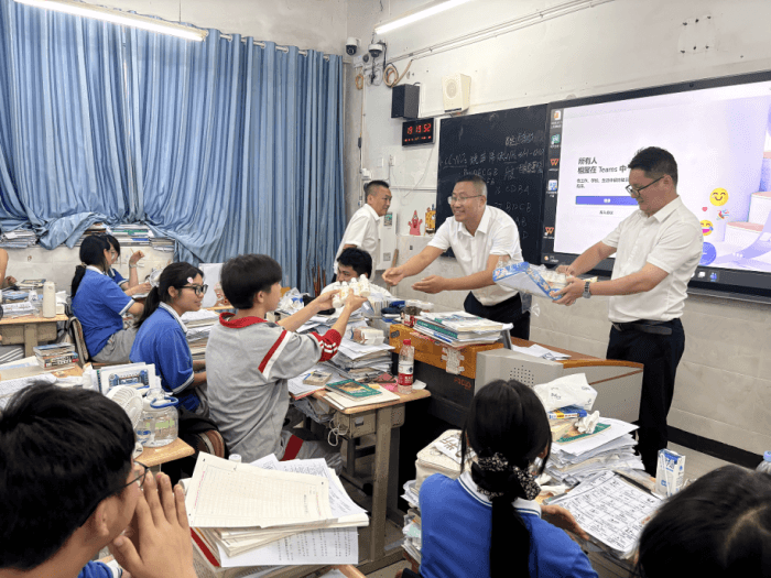 学校领导向高三学生送上暖心礼品