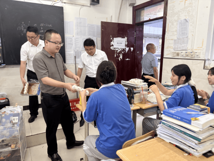 学校领导在高三班级慰问备考学生