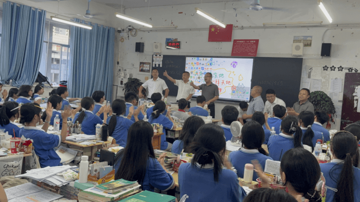 学校领导班子深入高三教室为学生加油鼓劲